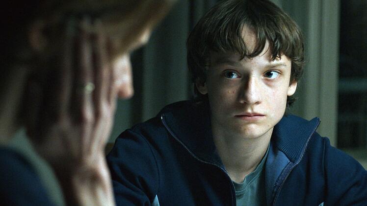 Ann Kathrin Scheerer (Adina Vetter) und ihr Sohn Johann (Claude Heinrich) bangen um das Leben ihres Ehemannes und Vaters Jan Philipp Reemtsma, der entführt wurde.