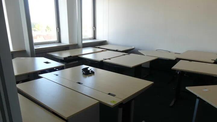 Ganze Konvolute an Büromöbeln sind bereits ab 1 Euro für jedermann zu ersteigern.