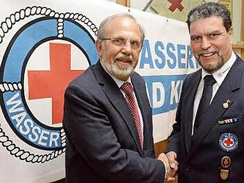 Seit 50 Jahren ist Dietrich Försch (links) bei der Wasserwacht. Ortsvorsitzender Stefan Kuhn überreichte die Dankesurkunde. Foto: Peter Rauch