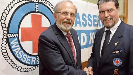 Seit 50 Jahren ist Dietrich Försch (links) bei der Wasserwacht. Ortsvorsitzender Stefan Kuhn überreichte die Dankesurkunde. Foto: Peter Rauch