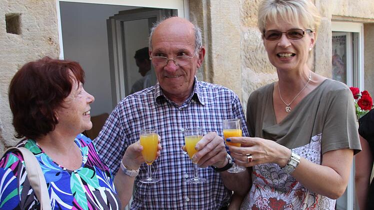 Auf die neue Heimat angestoßen: Hannelore und Max Schaar sowie Jutta Sitzmann (von links). Fotos: Ralf Kestel