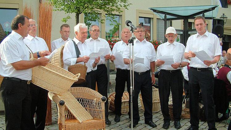 Mit dem von Gosbert Krines getexteten und von Harald Kalamala vertonten Lied "Es waren die Sander Raaser, die zogen von Haus zu Haus" besang der Männerchor des Gesangvereins 1900 die früheren Haustürgeschäfte der Sander Korbraaser.