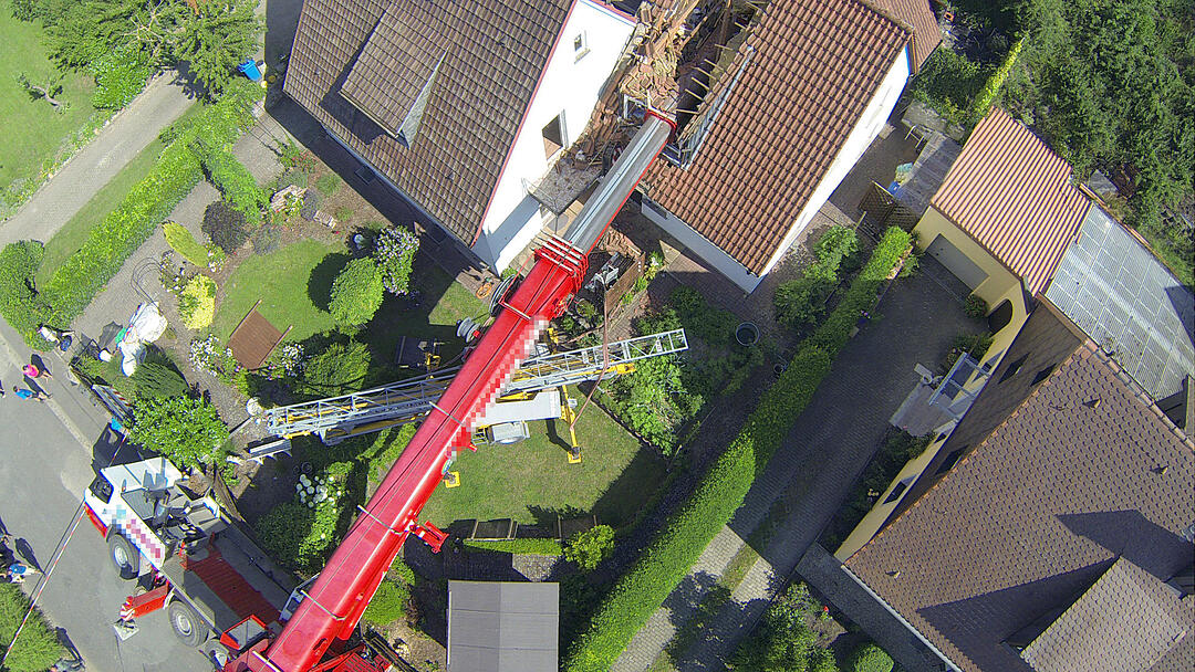 Kran stürzt auf Wohnhaus