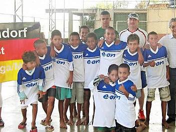 Die jugendlichen Fußballer in Pirapetinga wurden mit neuen Trikots ausstaffiert. Rechts Bernhard Zöllner, daneben Pater Walter, hinten im weißen Trikot Uli Spörlein Foto: privat