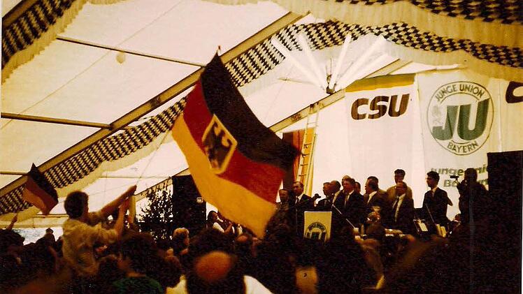 Feier mit Theo Waigel am 17. Juni 1990 im Festzelt an der Grenze bei Heinersdorf. Theo Waigel war Redner bei der Kundgebung am 17. Juni 1989 an der Grenze und kam am Jahrestag gerne wieder.  Foto: Archiv