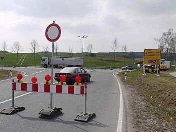 Hier geht es nicht weiter - nicht nach Coburg, nicht nach Kronach. An der Einfahrt Ebersdorf-West drehen Autofahrer doch noch die eine oder andere Ehrenrunde, weil sie Sperr-Schilder ignorieren. Foto: Berthold Köhler