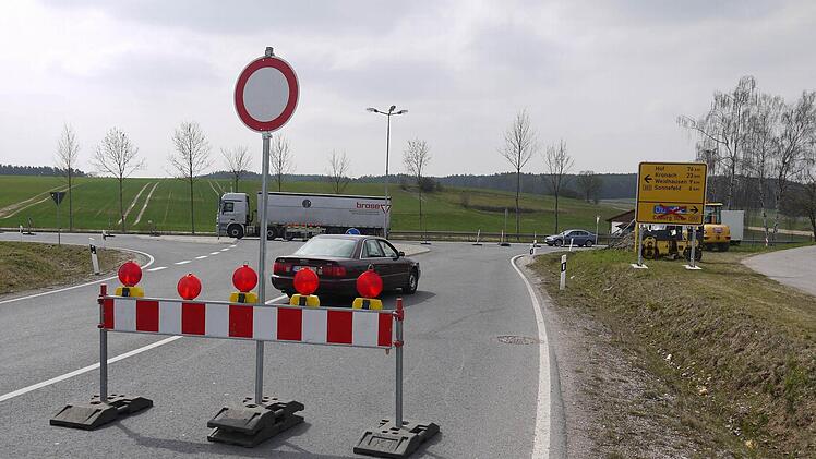 Hier geht es nicht weiter - nicht nach Coburg, nicht nach Kronach. An der Einfahrt Ebersdorf-West drehen Autofahrer doch noch die eine oder andere Ehrenrunde, weil sie Sperr-Schilder ignorieren. Foto: Berthold Köhler