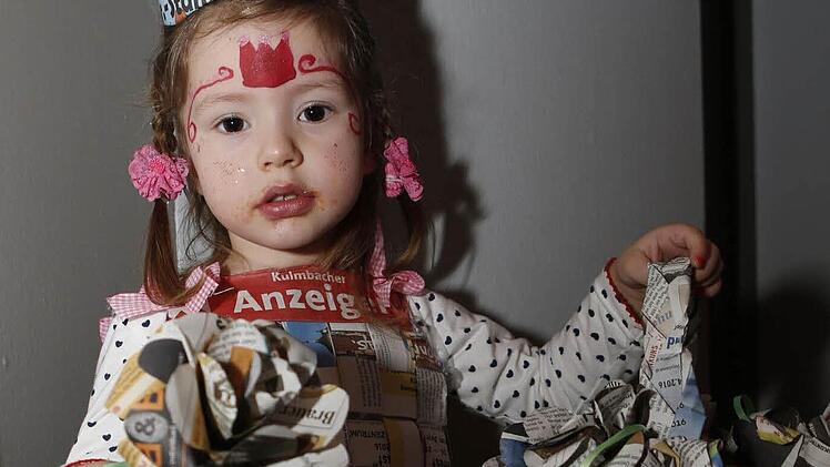 Ein beeindruckendes Gesamtkunstwerk: Valeria Martel bekam letztes Jahr den Hauptpreis für das schönste Zeitungskostüm. Foto: Matthias Hoch: