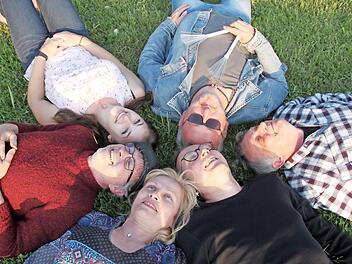Als Newcomer auf die Naturbühne, diesen Sprung hat die Gruppe "Anni & Greg feat. Friends" geschafft. Paula Kammerer, Robert Meier, Anja Jungkuntz, Gregor Zech, Tom Vogler und Andi Winterling (von links oben nach rechts oben) präsentieren am 2. Juni Klassiker der Rockmusik im akustischen Gewand. Foto: Stephan Stöckel