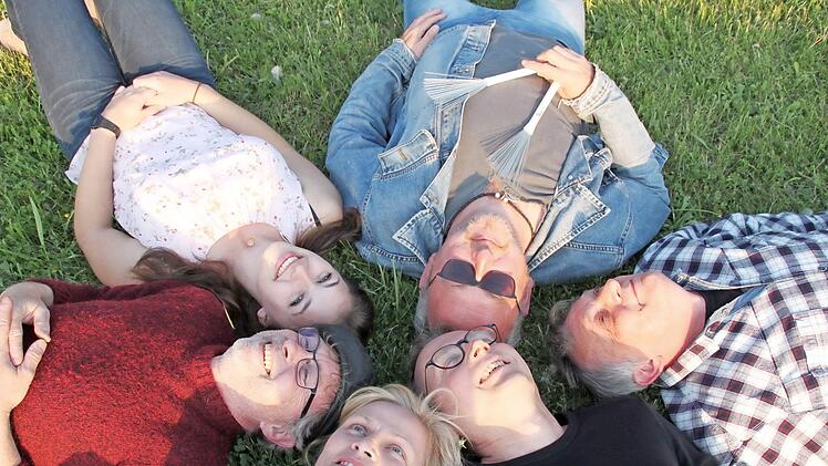 Als Newcomer auf die Naturbühne, diesen Sprung hat die Gruppe "Anni & Greg feat. Friends" geschafft. Paula Kammerer, Robert Meier, Anja Jungkuntz, Gregor Zech, Tom Vogler und Andi Winterling (von links oben nach rechts oben) präsentieren am 2. Juni Klassiker der Rockmusik im akustischen Gewand. Foto: Stephan Stöckel