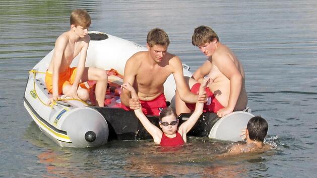 Unser Bild zeigt die Jugendlichen beim Training am Oberauhof (Bergung eines Verungl&uuml;ckten in ein Schlauchboot). Foto: Wasserwacht