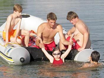 Unser Bild zeigt die Jugendlichen beim Training am Oberauhof (Bergung eines Verungl&uuml;ckten in ein Schlauchboot). Foto: Wasserwacht