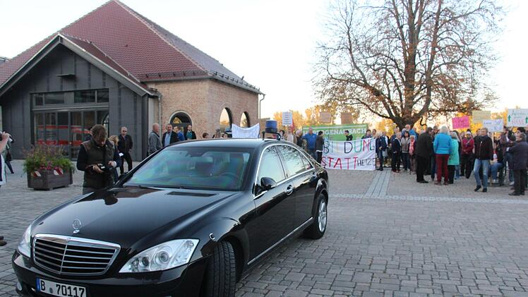 Rund 400 Menschen demonstrierten gestern vor der Fortuna Kulturfabrik in Höchstadt  während eines Wahlkampfauftritts der AfD-Politikerin Alice Weidel. Foto: Christian Bauriedel