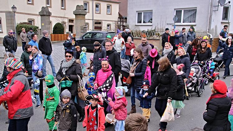 Bunte Farbtupfer setzten die Kinder des Kindergartens Memmelsdorf.