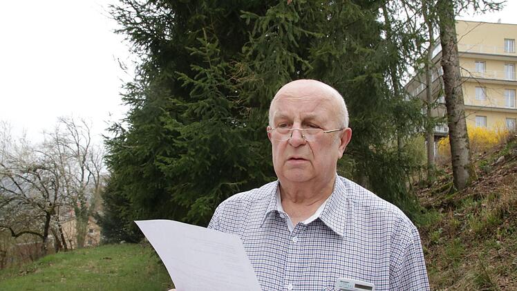 Franz Gebhart hat mit dem Taschenrechner nachgerechnet, wie sehr Unterfranken aus seiner Sicht bei der Landtagswahl benachteiligt wurde und wer alles in den Landtag einziehen müsste, wenn das mittelfränkische Ergebnis auf alle Bezirke angewandt würde.  Foto: Ralf Ruppert