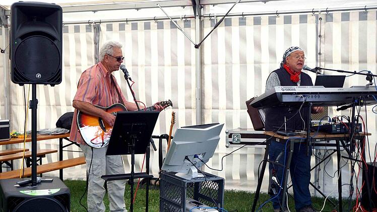 "WeGe" unterhielt die Besucher im Zelt.   Foto: Richard Sänger