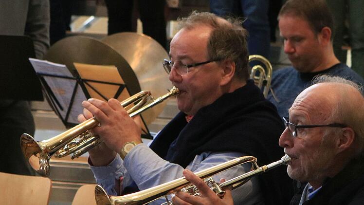 Der Deutsche Ärztechor und das Deutsche Ärzteorchester proben unter der musikalischen Leitung von Alexander Mottok für ihr Benefizkonzert, das am Samstag in derMorizkirche stattfindet.Foto: Jochen Berger