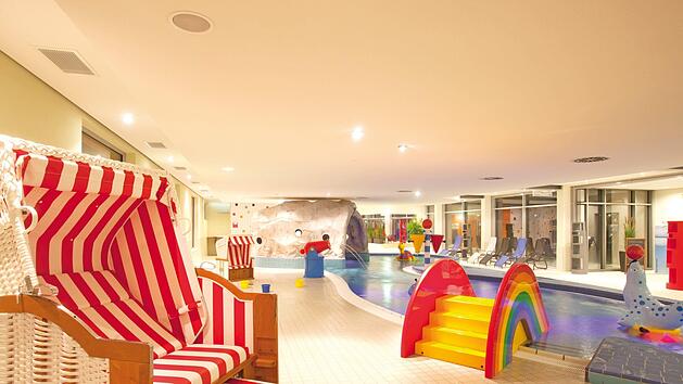 Das CabrioSol in Pegnitz bietet viele verschiedene Attraktionen f&uuml;r die ganze Familie. Ganz besonders ist hierbei das CabrioDach des Hallenbads, dass sich bei warmen Temperaturen &ouml;ffnet. Foto: CabrioSol Pegnitz