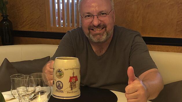 TV-Koch Christian Lohse lässt sich ein Seidla mit Staffelsteiner Bier schmecken. Foto: Thomas Starost