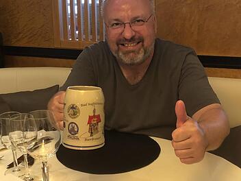TV-Koch Christian Lohse lässt sich ein Seidla mit Staffelsteiner Bier schmecken. Foto: Thomas Starost