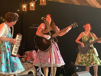Andrea Paredes Montes (Mitte), Lexi Rumpel (rechts) und Isabelle Bodenseh (links) sind die "Wonderfrolleins". Am Schlagzeug unterstützt sie Rainer Rumpel.