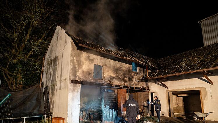Gutenstetten: 100 Kräfte rücken zu Großeinsatz aus - "Scheune mit Werkstatt in Vollbrand"