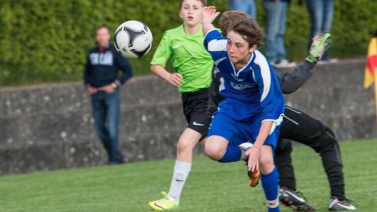 Der Motschenbacher Max Raabe gegen Jannik Vogler (JFG Oberland/links).