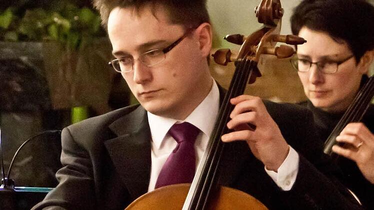Das Collegium musicum Coburg beim Weihnachtskonzert in St. Marien. Am Cello: Peter SchindlerFoto: Jochen Berger