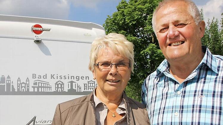 Renate und Wolfgang Deppisch vor ihrem Wohnmobil. Foto: Ruppert