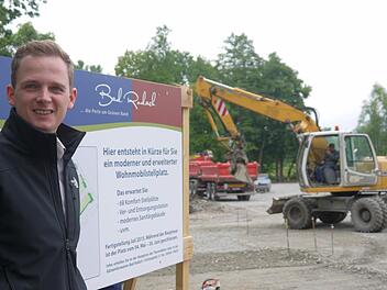 Da freut sich der Bürgermeister: Noch weist nur die Bautafel darauf hin, dass Tobias Ehrlicher und die Stadt Bad Rodach künftig Reisenden mit dem Wohnmobil einen deutlich verbesserten Service bieten können. Foto: Berthold Köhler