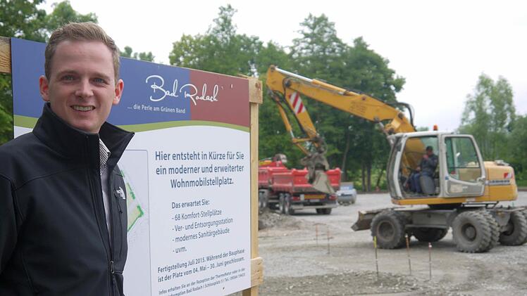 Da freut sich der Bürgermeister: Noch weist nur die Bautafel darauf hin, dass Tobias Ehrlicher und die Stadt Bad Rodach künftig Reisenden mit dem Wohnmobil einen deutlich verbesserten Service bieten können. Foto: Berthold Köhler