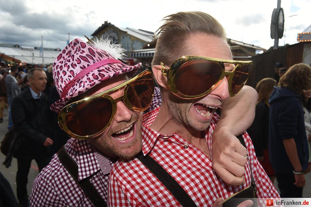 Die Wiesnbesucher Kenneth Nilson und Thomas Glisfeld haben sich am 23.09.2015 in München (Bayern) auf dem Oktoberfest Riesenbrillen aufgesetzt. Die 182. Wiesn dauert bis zum 04.10.2015 und wird wieder rund sechs Millionen Besucher aus aller Welt anlocken. Foto: Felix Hörhager/dpa