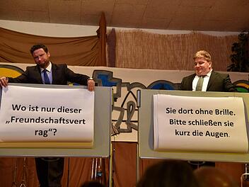 Die etwas andere "Begrüßungsrede": Die Bürgermeister Martin Finzel (links) und Sven Gregor tauschten sich schriftlich aus.Foto: Gabi Arnold