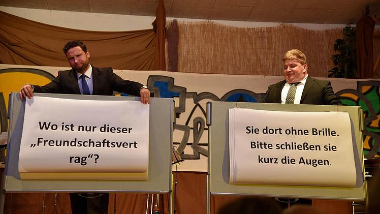 Die etwas andere "Begrüßungsrede": Die Bürgermeister Martin Finzel (links) und Sven Gregor tauschten sich schriftlich aus.Foto: Gabi Arnold