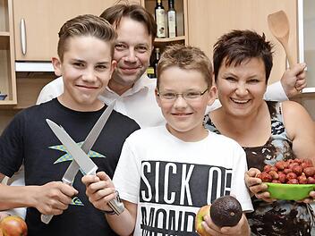 Julian, Michael und Fabian Haschke und Marina Lofink lieben frisches Obst und Gemüse. Sie werkeln gerne gemeinsam in der Küche und haben letztes Jahr unsere Küchenschlacht gewonnen. Jetzt dürfen neue Kandidaten versuchen, ihnen den Thron streitig zu machen.  Foto: Dagmar Besand