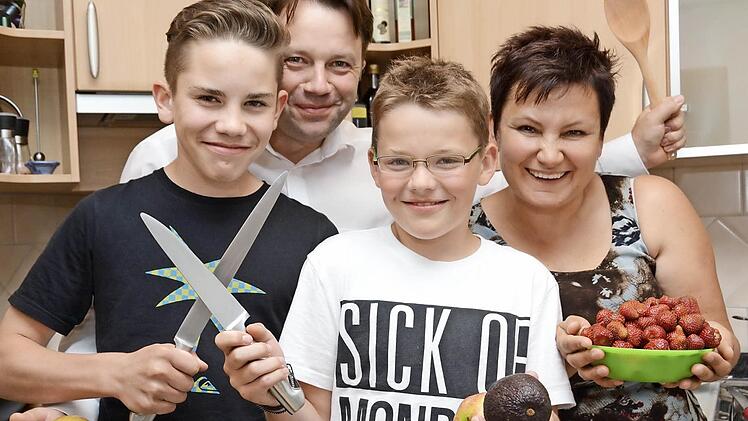 Julian, Michael und Fabian Haschke und Marina Lofink lieben frisches Obst und Gemüse. Sie werkeln gerne gemeinsam in der Küche und haben letztes Jahr unsere Küchenschlacht gewonnen. Jetzt dürfen neue Kandidaten versuchen, ihnen den Thron streitig zu machen.  Foto: Dagmar Besand