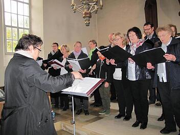Seit 50 Jahren gibt es den Kirchenchor Schottenstein. Heute leitet ihn Christine Fischer.  Fotos: Martin Koch