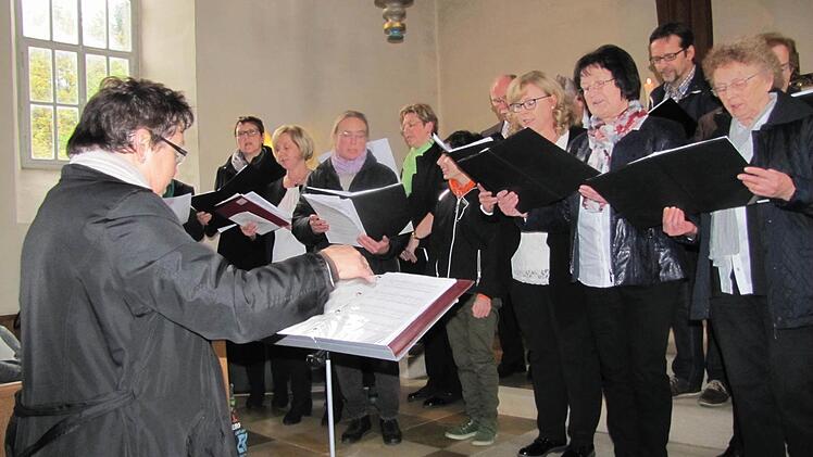 Seit 50 Jahren gibt es den Kirchenchor Schottenstein. Heute leitet ihn Christine Fischer.  Fotos: Martin Koch