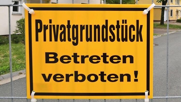 Noch darf hier niemand rein. Die Häuser der Offizierssiedlung in der Buchenstraße stehen seit 2014 leer.  Foto: Ronald Rinklef