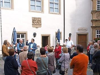 Björn Hein und Christian Neugebauer führten 75 Besucher durchs Deutschordensschloss. Foto: Roland Bötsch