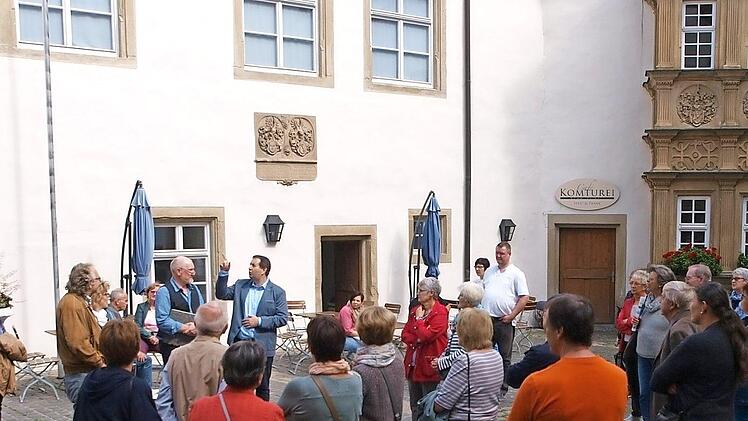Björn Hein und Christian Neugebauer führten 75 Besucher durchs Deutschordensschloss. Foto: Roland Bötsch