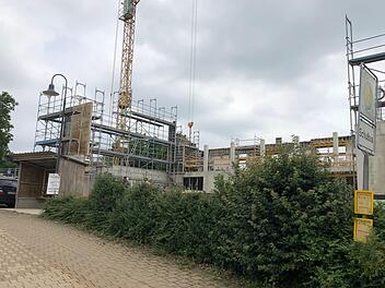Die Veranstaltungshalle wird schon gebaut, dahinter ist unter anderem ein Festplatz geplant. Foto: Helena Frömel