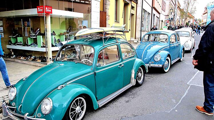 Wehmütige Erinnerungen weckten diese VW-Käfer, zum Teil mit Stoffdächern  und allem mit H-Kennzeichen, die deutlich machten, dass die Fahrzeuge über  30 Jahre alt sind. Dieter Britz
