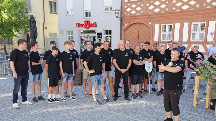 Versammlung auf dem Marktplatz in Höchstadt: Erst böllerten die Musketiere, dann gab es eine kurze Ansprache von Frank Greif, dem Sprecher der neu gegründeten  Kerwasfreunde und der Anstich eines kleinen Fasses Bier durch Bürgermeister Gerald Brehm. Am Freitag wird die Kirchweih dann offiziell eröffnet. Foto: Christian Bauriedel
