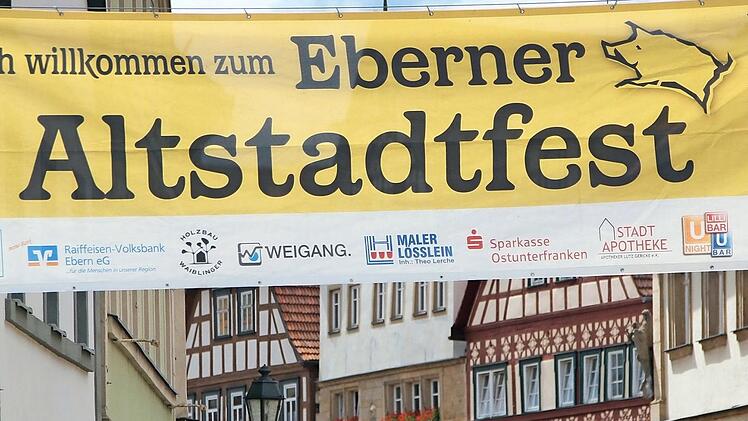 Im Bann(er) des Altstadtfestes: Ebern rüstet sich für drei turbulente Tage. Foto: Eckehard Kiesewetter