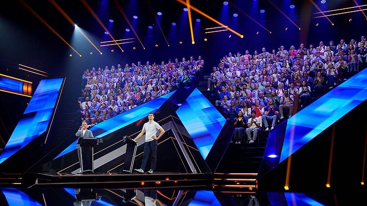 Ralf Schmitz (links) f&uuml;hlt den Kandidaten auf den Zahn.