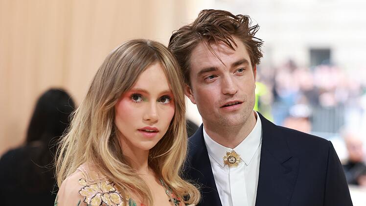 Haben Suki Waterhouse und Robert Pattinson heimlich geheiratet? Das Ger&uuml;cht h&auml;lt sich seit einigen Wochen hartn&auml;ckig.