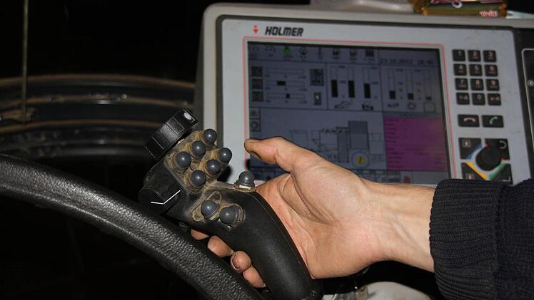 Mit zwei Rädchen  und neun Knöpfen am Steuerungshebel kann der Fahrer sein zwölf Meter langes Gefährt in alle möglichen Positionen bringen. Der Bordcomputer überwacht die Anlage. Und auf dem Bildschirm wartet ein Twix  auf den kleinen Hunger.