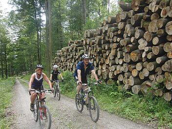 Reizvolle Strecken fürMountainbiker gibt es nicht nur im Ausland, sondern auch in der heimischen Rhön. Foto: Angelika Silberbach