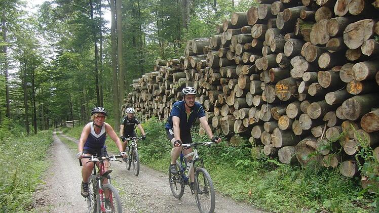 Reizvolle Strecken fürMountainbiker gibt es nicht nur im Ausland, sondern auch in der heimischen Rhön. Foto: Angelika Silberbach